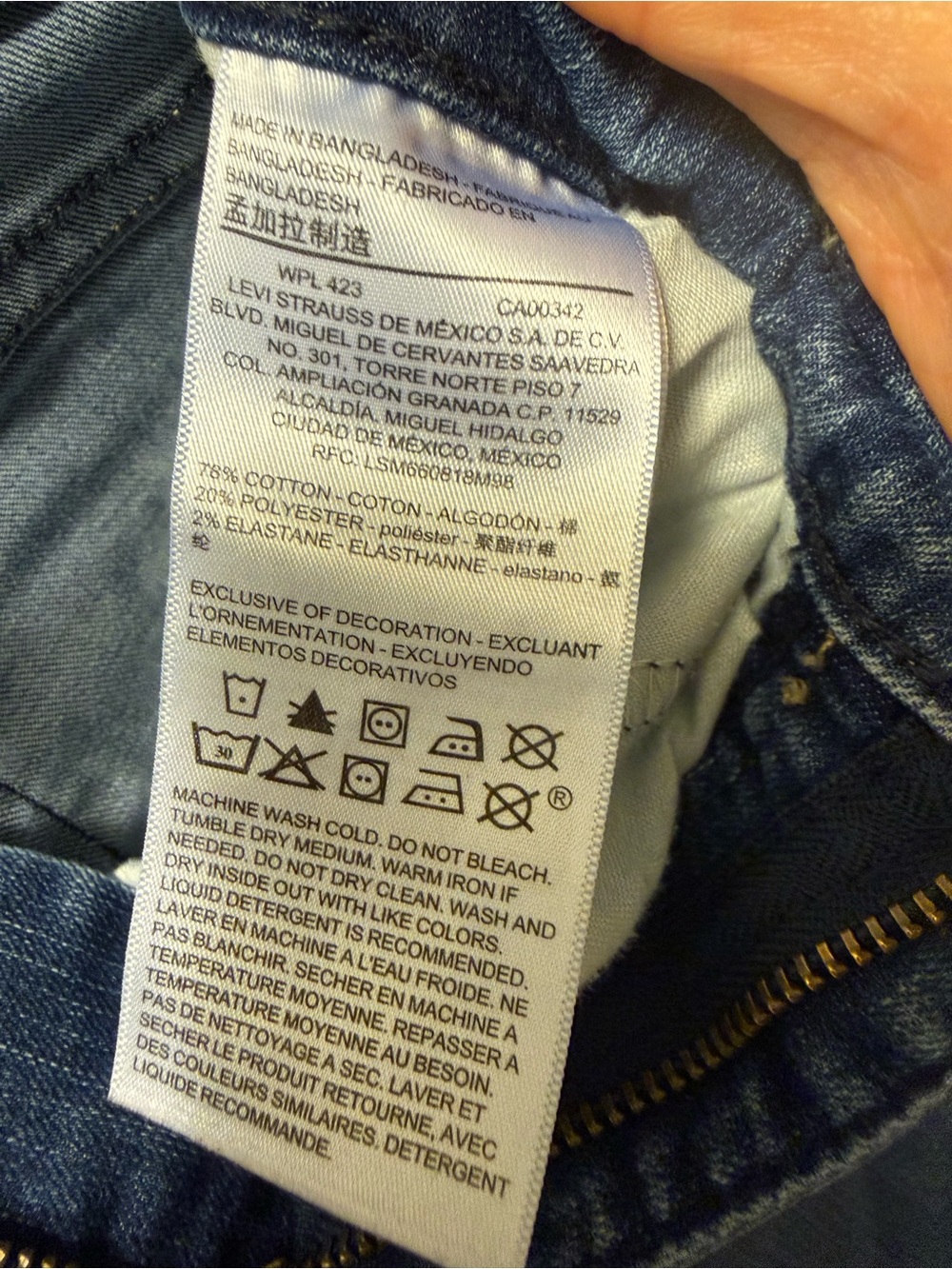 Levi’s Classic High-Rise Distressed Women’s Jeans in Blue - Picture 7 of 9